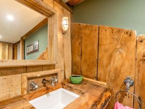 NortonにあるOld Shires Barnの洗面台付きのバスルーム、木製の壁