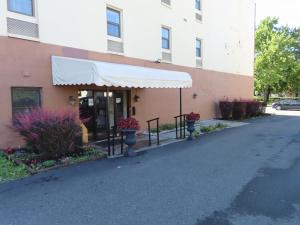 un edificio con tenda da sole di fronte a un edificio di St Charles Hotel Downtown Hudson a Hudson