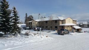 un parking couvert de neige en face d'un bâtiment dans l'établissement New Summit Inn, à Frisco