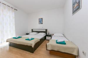 a bedroom with two beds and a window at Apartments with a parking space Gradac, Makarska - 14708 in Gradac