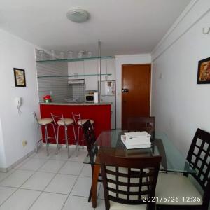 une salle à manger et une cuisine avec une table et des chaises en verre dans l'établissement O melhor em Brasília - Sudoeste - Ville de France, à Brasilia