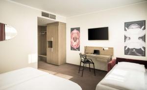 a hotel room with a bed and a desk at elaya hotel vienna city west in Vienna