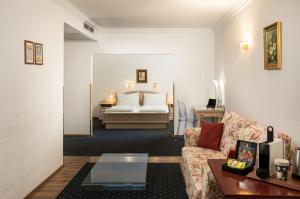 Postel nebo postele na pokoji v ubytování Arthotel ANA Gala + 18 fotografií