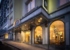 una tienda frente a un edificio con ventanas en Arthotel ANA Gala en Viena