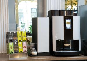 Set per la preparazione di tè e caffè presso Arthotel ANA Gala
