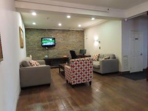 TV a/nebo společenská místnost v ubytování St Charles Hotel Downtown Hudson
