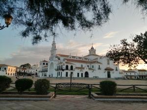 a large white building with a bench in front of it at CANALIEGA PUENTE del REY in El Rocío