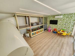 TV a/nebo společenská místnost v ubytování Espaço a beira mar de João Pessoa com jacuzzi e pé na areia