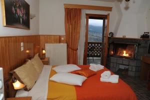 Ένα ή περισσότερα κρεβάτια σε δωμάτιο στο La Petri Studios with Fireplace & View
