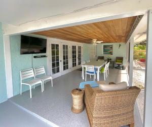 a screened in porch with a table and chairs at Clematis House near Arlington Park with Heated Pool in Sarasota