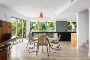 uma cozinha e sala de jantar com mesa e cadeiras em Hastings Park Apartment 9 em Noosa Heads