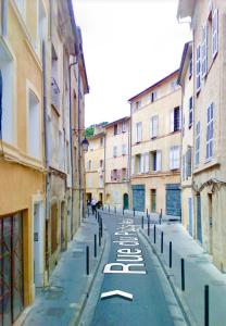 una calle vacía en una ciudad con edificios en Èrsextius, IB, Aix-en-Provence, en Aix-en-Provence