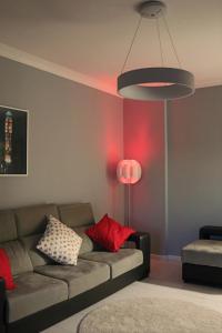 ein Wohnzimmer mit einem Sofa und roten Lampen in der Unterkunft Сomfortable apartments and free garage parking in Porto