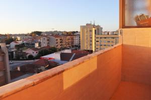 ein Blick auf eine Stadt von einem Balkon in der Unterkunft Сomfortable apartments and free garage parking in Porto