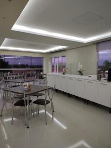 - une salle à manger avec des tables, des chaises et des fenêtres dans l'établissement Hotel Pousada Friedenau, 