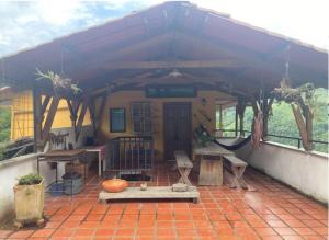 ein Haus mit einem Dach und einer Terrasse in der Unterkunft Mirador de los Vientos in Manizales