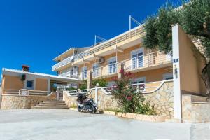 a scooter parked in front of a building at Apartments with parking space Gradac, Makarska - 5198 in Gradac