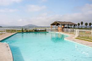 uma grande piscina azul com um gazebo em Hotel Jardin del Lago em Las Cabras