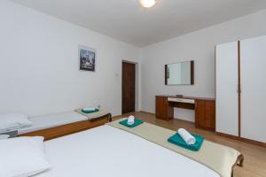 a bedroom with two beds and a mirror at Apartment Gradac 14708b in Gradac