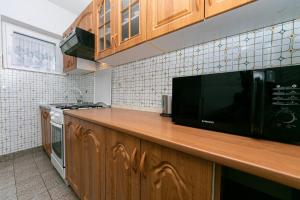 Kuchyňa alebo kuchynka v ubytovaní Apartment Gradac 14708b