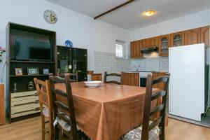 Kuchyňa alebo kuchynka v ubytovaní Apartment Gradac 14708b