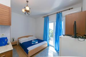 Posteľ alebo postele v izbe v ubytovaní Studio Gradac 14708b