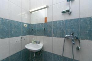 Kúpeľňa v ubytovaní Studio Gradac 14708b + 12 fotografií