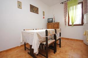 - une salle à manger avec une table et des chaises dans l'établissement Apartment Mala Lamjana 827b, à Kali