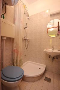 W łazience znajduje się niebieska toaleta i umywalka. w obiekcie Apartments by the sea Cove Mala Lamjana, Ugljan - 827 w mieście Kali
