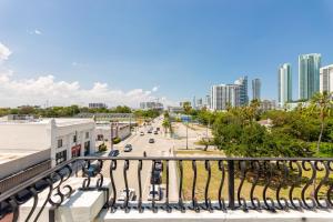 uma vista para uma rua da cidade a partir de uma varanda em Home Miami Downtown with Balcony - 5 minutes from Wynwood & Port - Art District near Beach em Miami