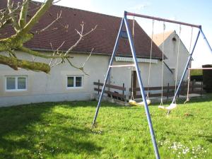 un columpio en el patio de una casa en Gîte Vieilles-Maisons-sur-Joudry, 7 pièces, 7 personnes - FR-1-590-88, en Vieilles-Maisons-sur-Joudry