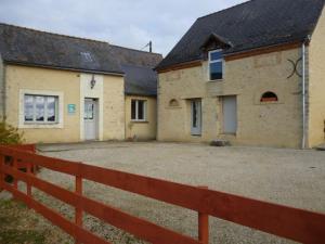 ein Haus mit einem Zaun davor in der Unterkunft Gîte Saint-Christophe-en-Champagne, 5 pièces, 8 personnes - FR-1-410-192 in Saint-Christophe-en-Champagne