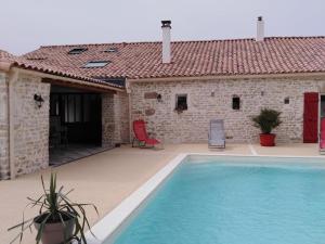 a house with a swimming pool next to a building at Gîte L'Hermenault, 8 pièces, 14 personnes - FR-1-426-362 in LʼHermenault