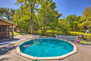 una piscina en medio de un patio en Waterfront Retreat with Dock on Lake Tawakoni!, 