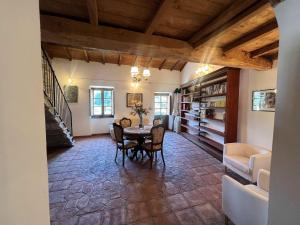 Posedenie v ubytovaní Holiday Home in Casola with Private Pool
