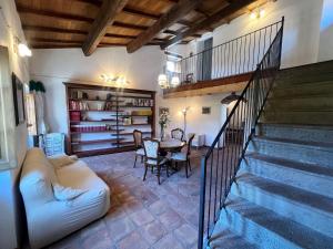 Posedenie v ubytovaní Holiday Home in Casola with Private Pool
