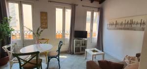 una pequeña sala de estar con mesa y sillas. en EN EL CORAZON DE GRANADA, en Granada