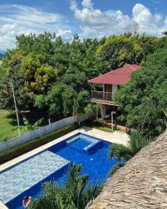 una piscina frente a una casa en Bao Bao Hostel, en Palomino
