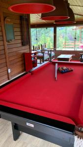a pool table in the middle of a room at Aconchegante casa em Monte Verde in Monte Verde