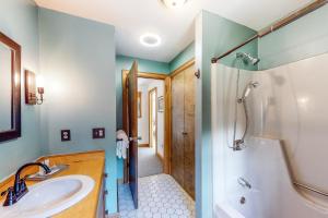 Bilik mandi di Pittsfield Paradise +28 gambar