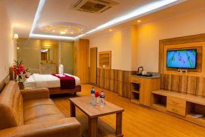 TV a/nebo společenská místnost v ubytování Drishya Hotel