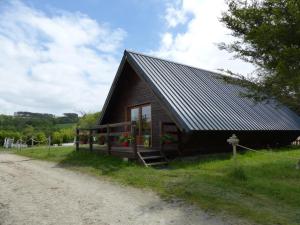 een kleine hut met een veranda en een onverharde weg bij Gîte Le Vernet, 3 pièces, 5 personnes - FR-1-489-274 in Le Vernet