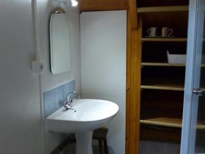 een badkamer met een witte wastafel en een spiegel bij Gîte Le Vernet, 3 pièces, 5 personnes - FR-1-489-274 in Le Vernet