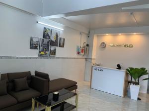 a living room with a couch and a table at Nhà Nghỉ 68 Rạch Giá in Rach Gia