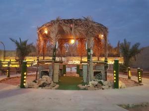 استراحة لبنان ا في بنبان Istraha في الرياض: هيكل خيزران كبير مع أضواء في الحديقة