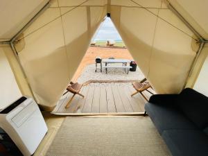 vista dall'interno di una tenda con tavolo e sedie di Desert Sage Retreat a Colorado City