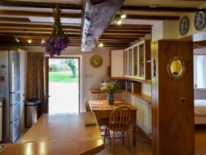 eine Küche mit einem Tisch und einem Esszimmer in der Unterkunft Cider Mill in Berrington