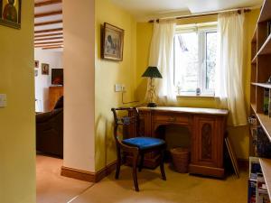 Zimmer mit einem Schreibtisch, einem Stuhl und einem Fenster in der Unterkunft Cider Mill in Berrington