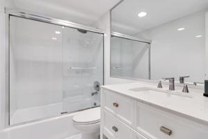 La salle de bains blanche est pourvue d'une douche et de toilettes. dans l'établissement THE TIDES 1bedroom apt 15th floor WE ARE ON THE BEACH!, à Hollywood