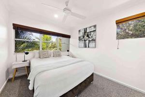 a bedroom with a bed and a window at Andari Holiday Apartments in Sunshine Beach